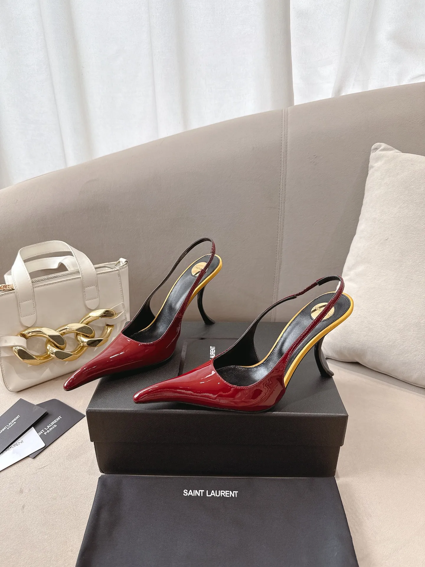 👟👟Ex-factory price 620👟👟 Saint Laurent YSL 25ss/autumn and winter ready-to-wear series catwalk style high heels. The design of the toe and transparent heel, the final effect is quite good. The different colors are also very beautiful. Only YSL understands women's hearts best and does not accept rebuttal. It is a super invincible feminine artifact and a must-have for women (z-product full-body customization, own molded hardware accessories, perfect consistency) ✔Upper: imported cow patent leather ✔Lining: imported 🐑goat leather ✔Sole: imported genuine leather outsole ✔Heel height: 10.5cm ✔Number of yards: 36-39 (40, 41, 42 can be customized and non-returnable) (Full set of packaging)